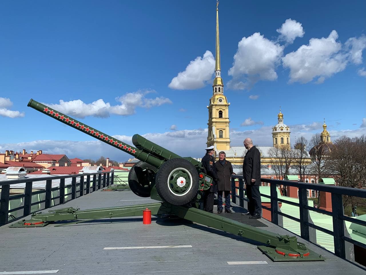 Выстрел сигнальной пушки в санкт петербурге время